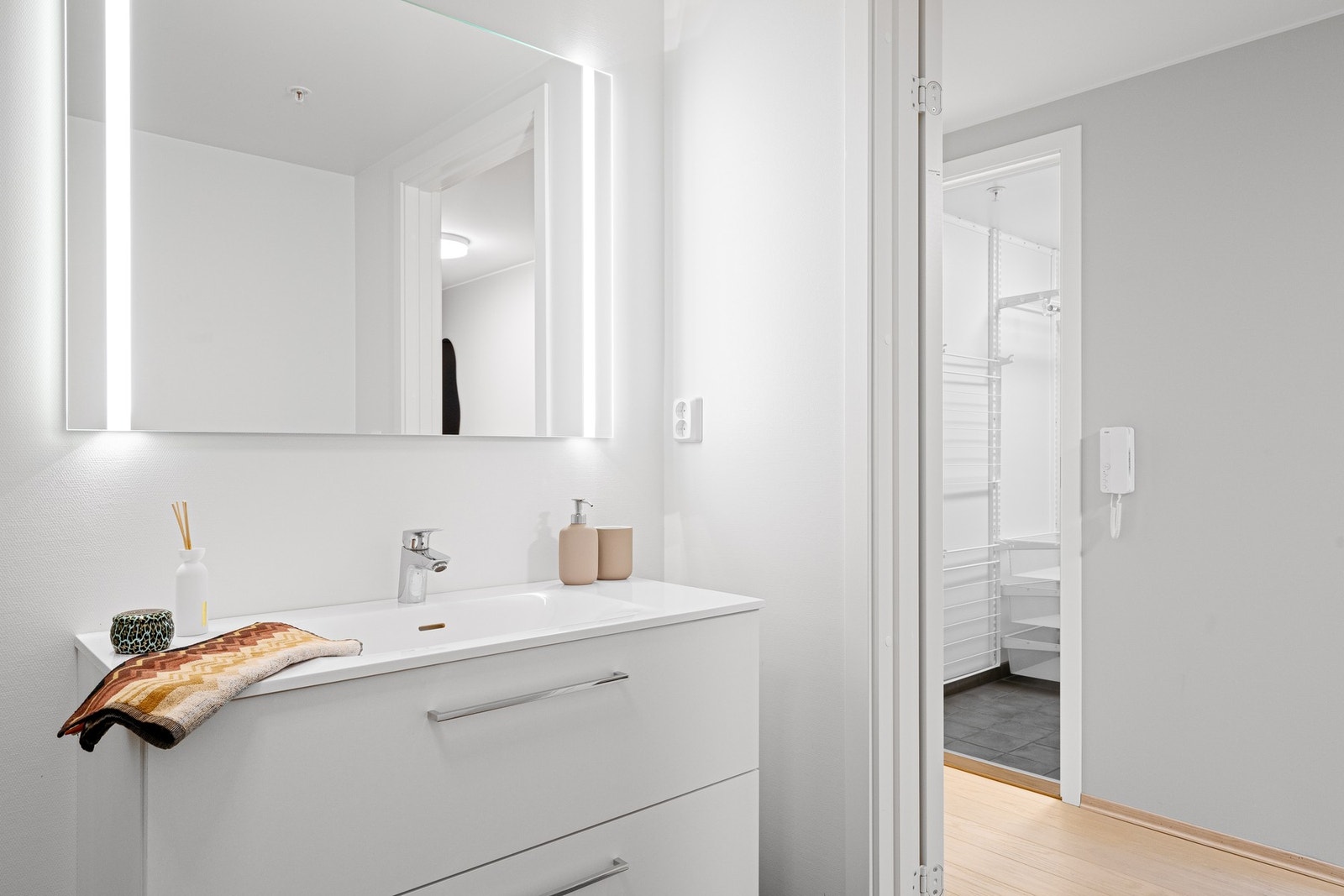 Vasken har praktisk oppbevaring som en naturlig del av løsningen. Galleribilde