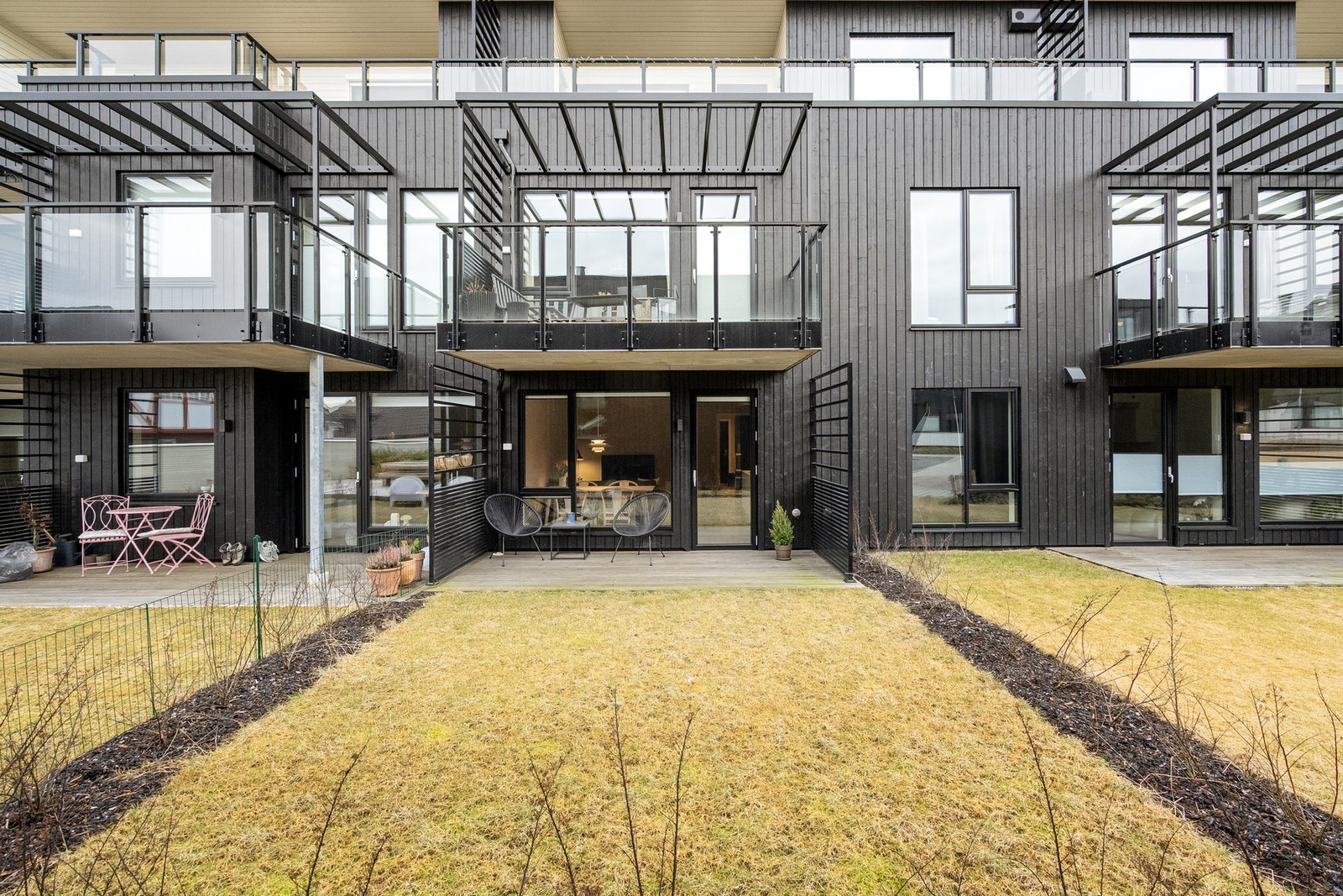 Uteområde med terrasse og plen, fint for både rolige morgener og sosiale kvelder. Galleribilde