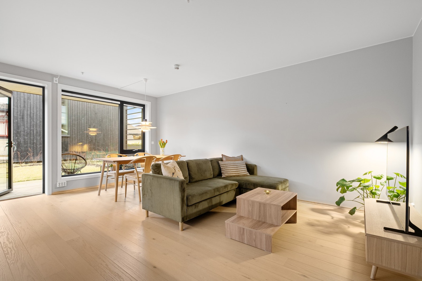 De store vindusflatene slipper inn mye lys og gir boligen en lysere og mer åpen følelse. Galleribilde