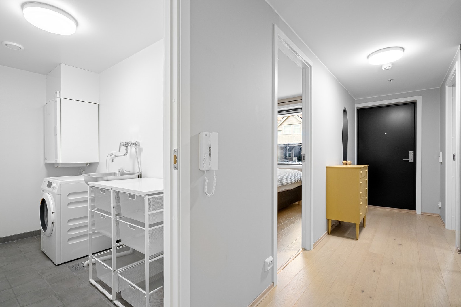 Gangen binder rommene sammen og gir en naturlig flyt gjennom boligen. Galleribilde