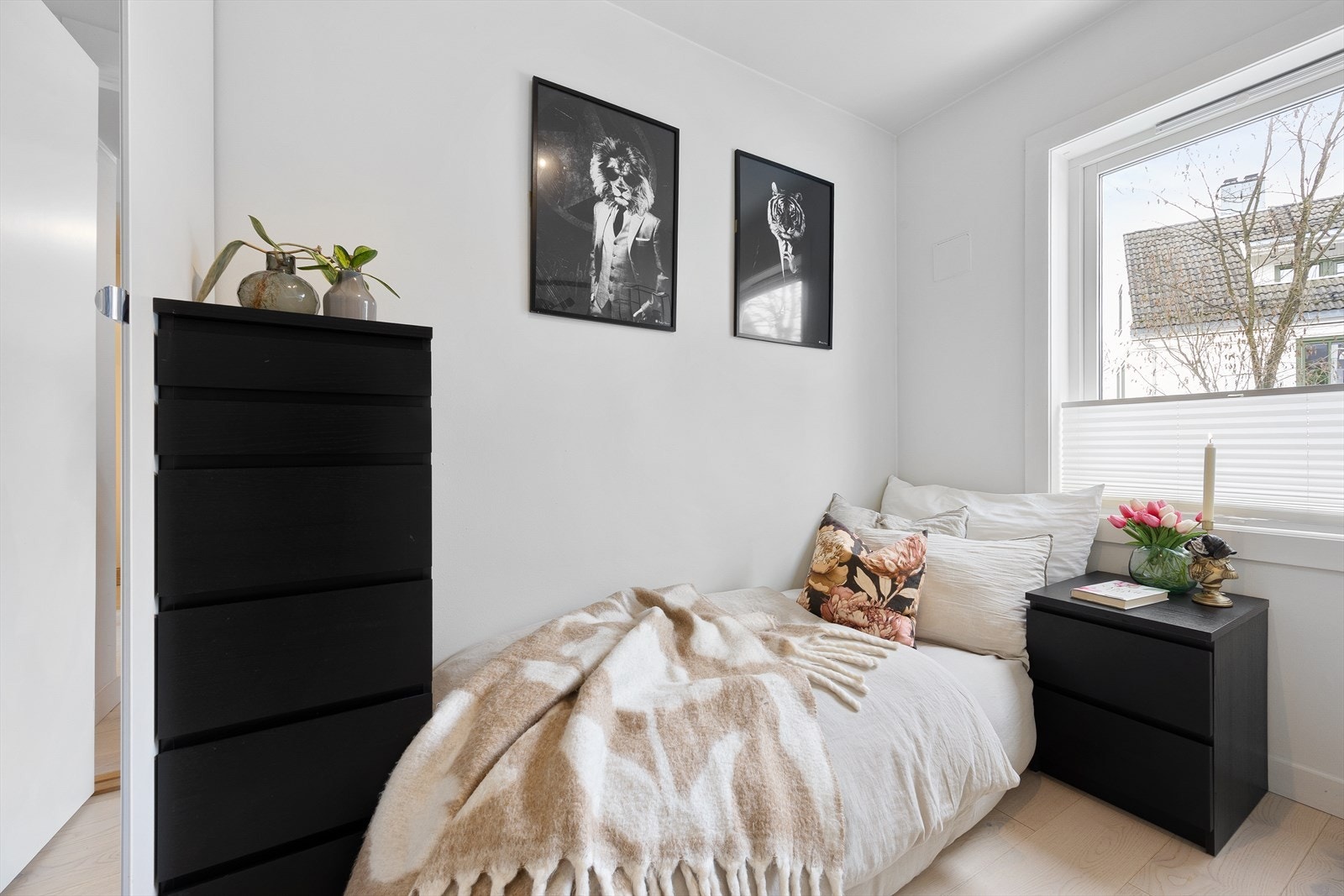 Det andre rommet egner seg utmerket som både barnerom, gjesterom eller kontor. Begge rommene har enstavs parkett som resten av leiligheten. Galleribilde