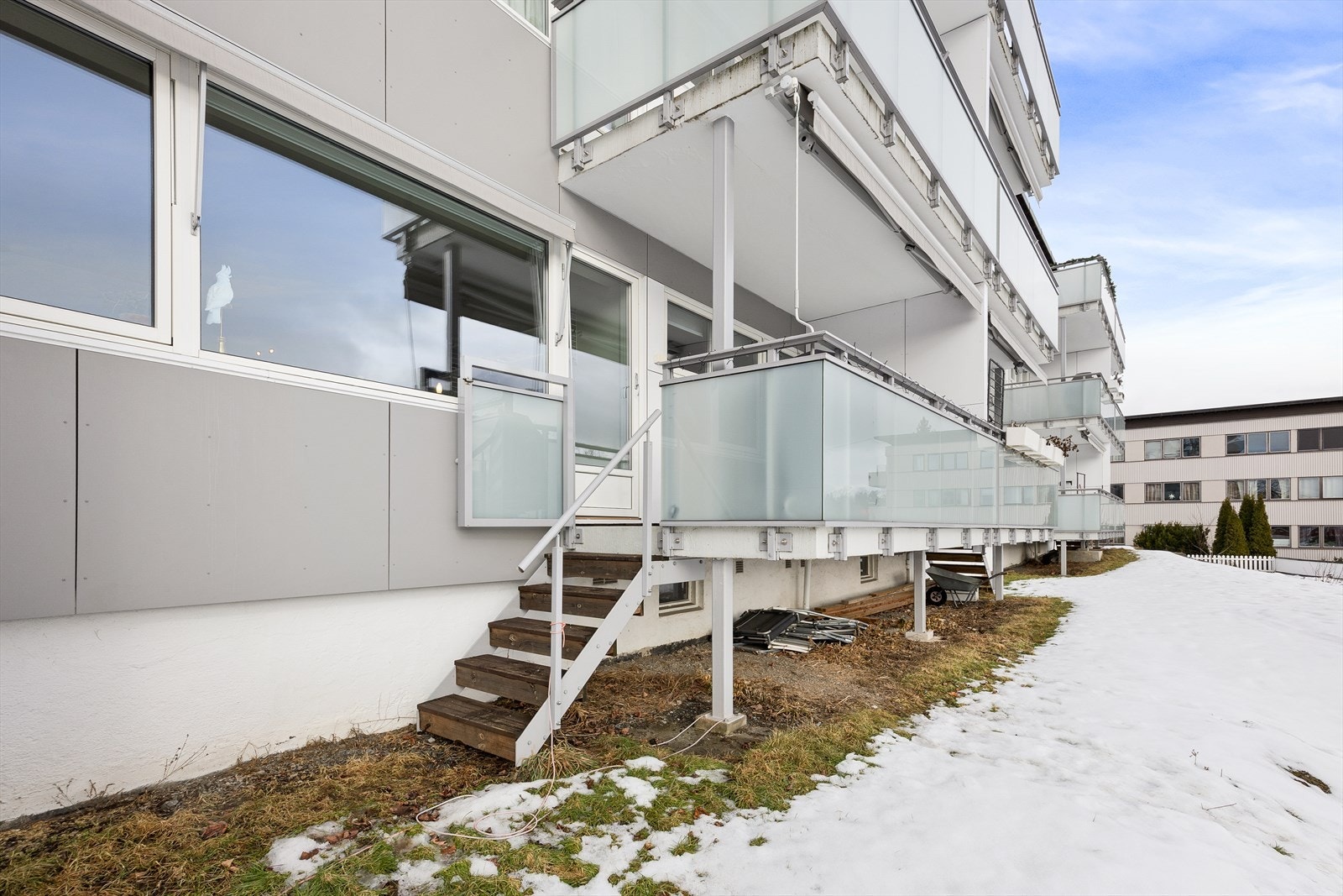 Beliggenheten er særdeles attraktiv og sentral, med umiddelbar nærhet til matbutikker, buss, trikk og barnehager, samt kort gange til skoler, spisesteder, kjøpesenter og fine turområder. Galleribilde