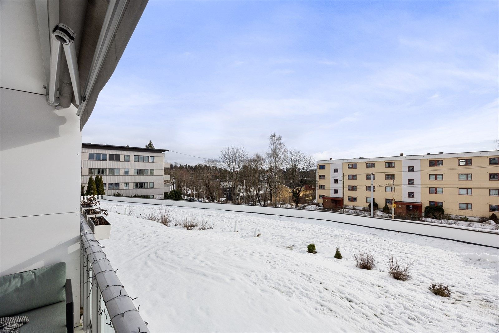 Leiligheten ligger i et særdeles attraktivt og etablert boligområde på Lilleaker, i bydel Ullern i Oslo. Bydelen grenser til Lysakerelven og er under stadig utvikling og utbygging. Galleribilde