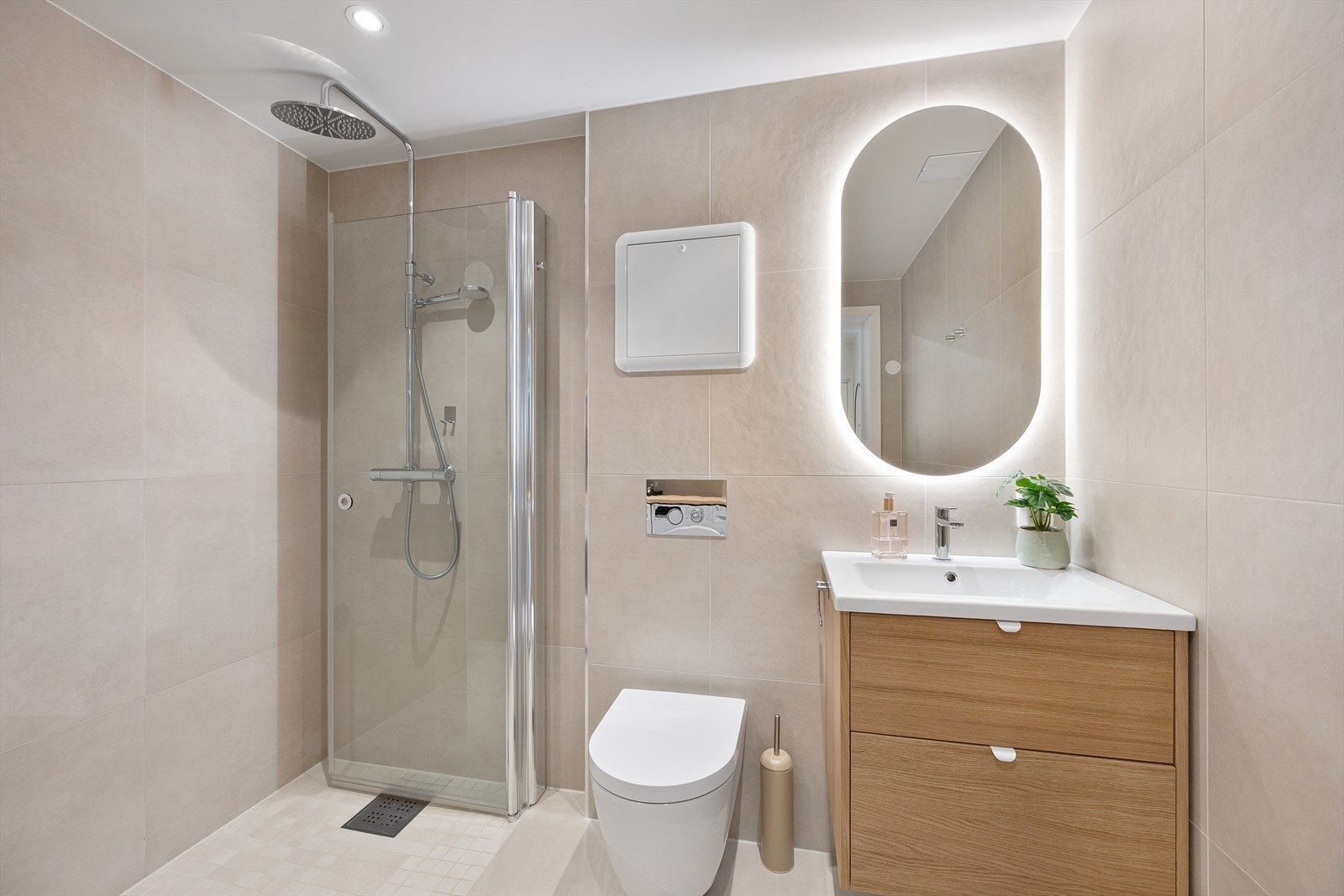 Delikat, moderne flislagt bad/wc/vaskerom som ble rehabilitert i 2024. Galleribilde