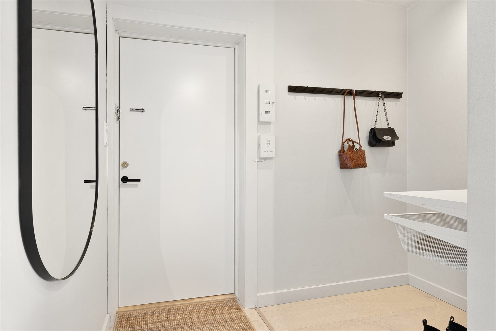 Entréen gir et fint førsteinntrykk av boligen med plassbygd garderobenisje. Det er montert dørcalling ved inngangsdøren. Galleribilde