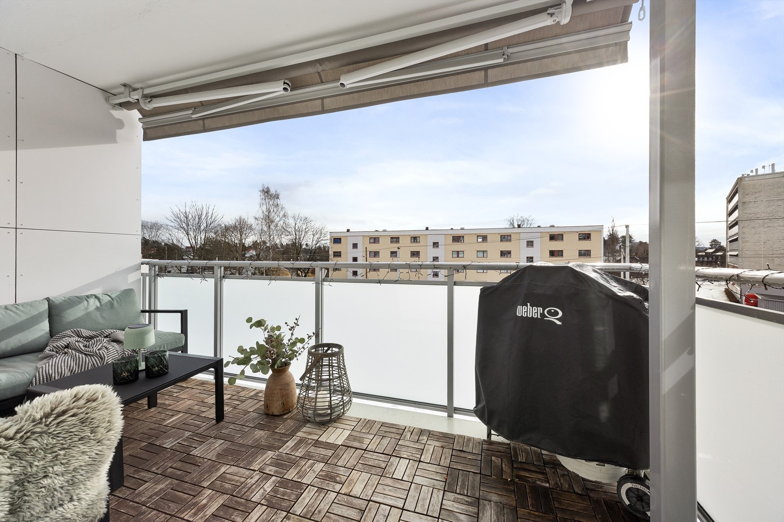 På balkongen er det også utebelysning og stikkontakt, samt ny markise over terrassen. Galleribilde