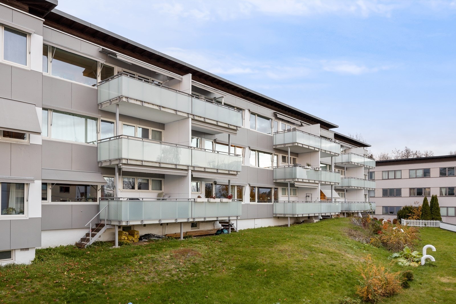 Fellestomten er pent opparbeidet med gressplen, prydbusker, trær og asfalterte internveier, og i en stor, sydøstvendt hage er det uteområde med sittegrupper til felles anvendelse. Galleribilde