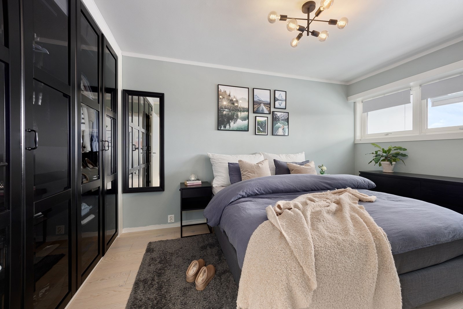 Boligen inneholder to soverom som ligger i hver sin ende av leiligheten. Hovedsoverommet er romslig med plass til dobbeltseng og nattbord på hver side. Her er det også innredet med en romslig garderobeløsning. Galleribilde