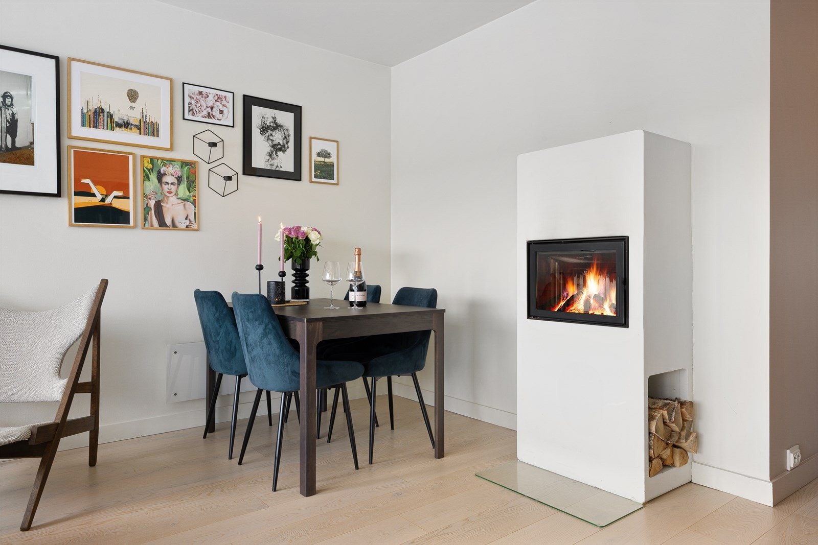 Spiseplass og peis med innsats. Galleribilde