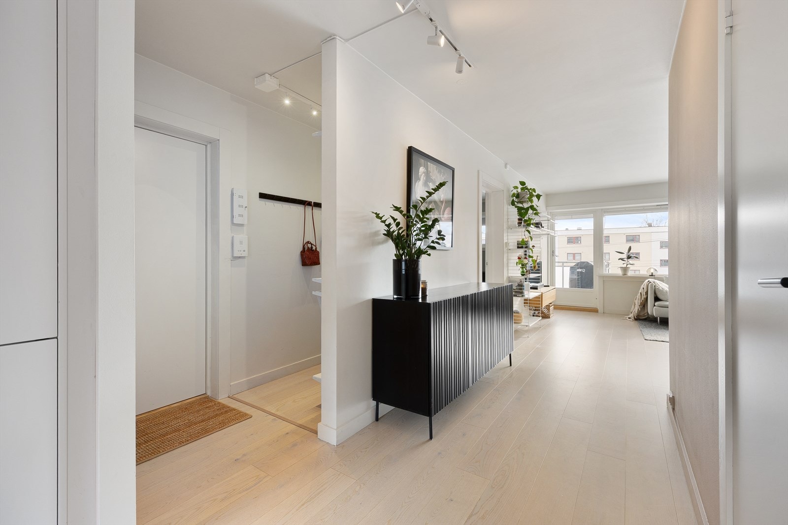 Det er ytterligere oppbevaringsplass ved entreen. Galleribilde