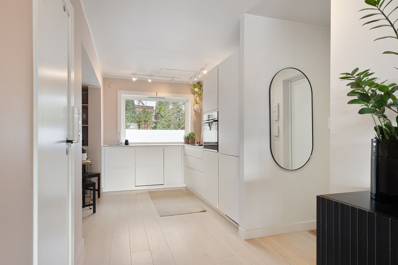 Leiligheten har et pent kjøkken fra 2018 i delvis åpen løsning. Galleribilde