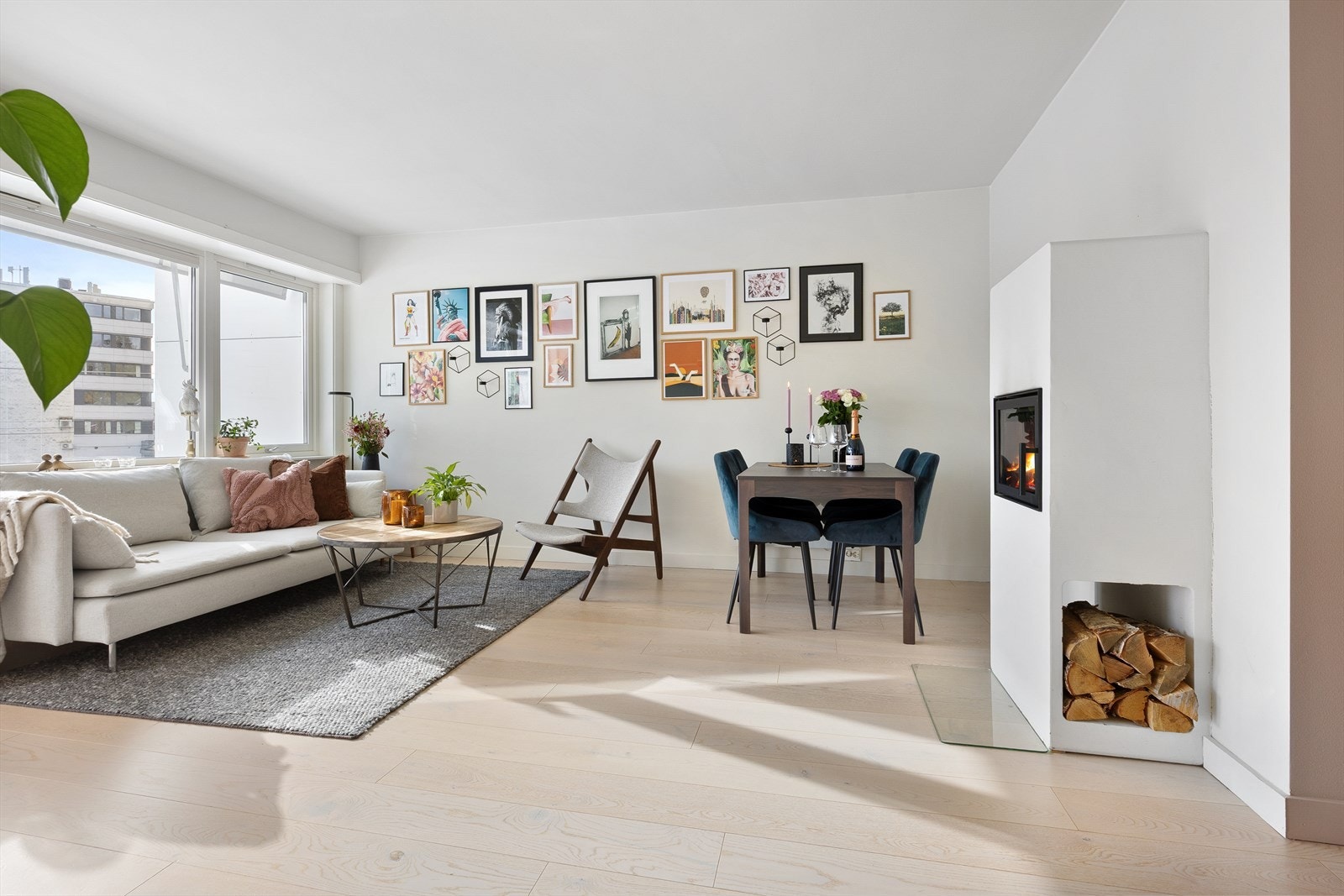 Dagslyset strømmer inn via store, sydøstvendte vinduer, og på kveldstid settes den rette stemningen med fyr i en peis med innsats. Galleribilde