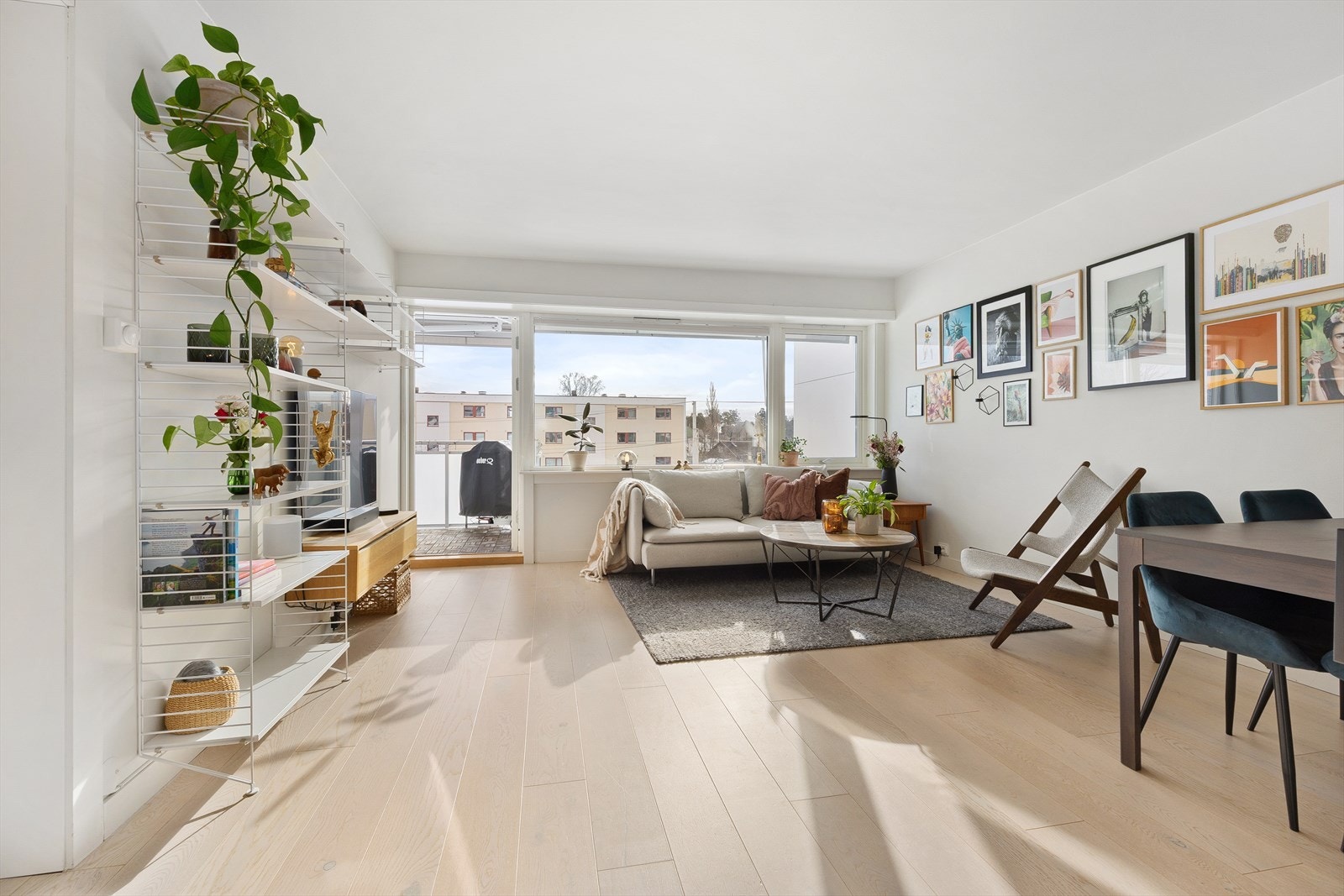 Eiendomsmegler Kristine Følkner ønsker velkommen til nydelig 3-roms med moderne kjk., lekkert bad fra 2024 og garasje m/elbillader. Galleribilde