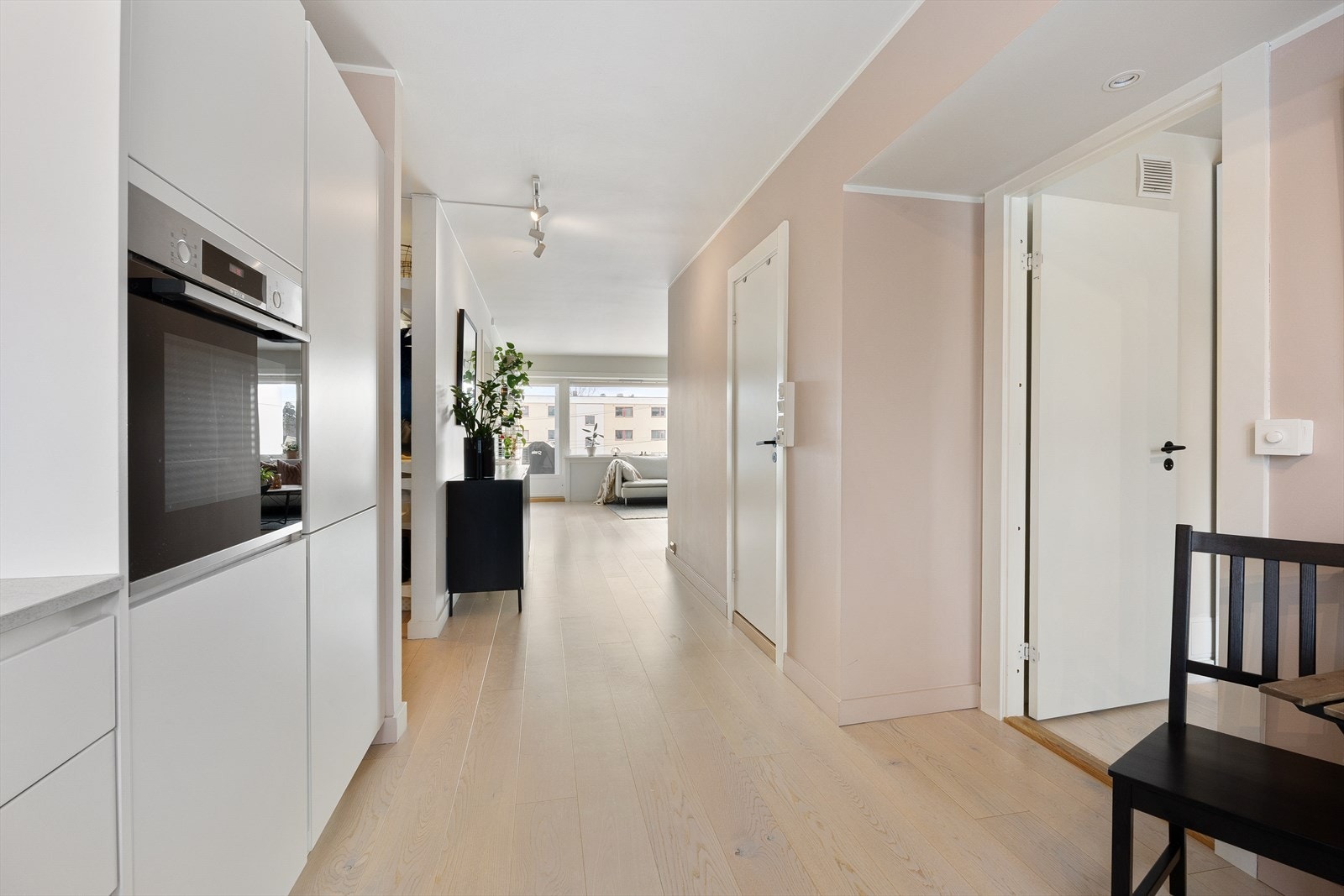 Leiligheten oppleves som luftig og innbydende Galleribilde