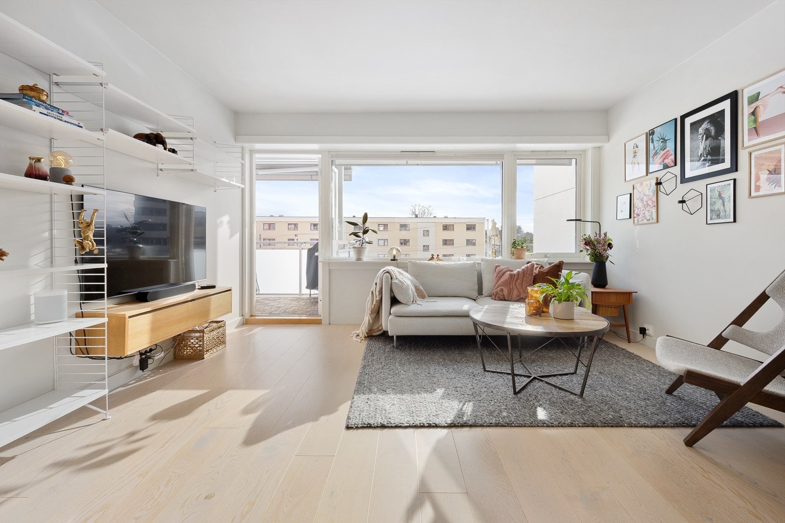 Stuen oppleves som luftig og innbydende, og har god plass til sofagruppe, godstol og tv-/mediastasjon. Galleribilde