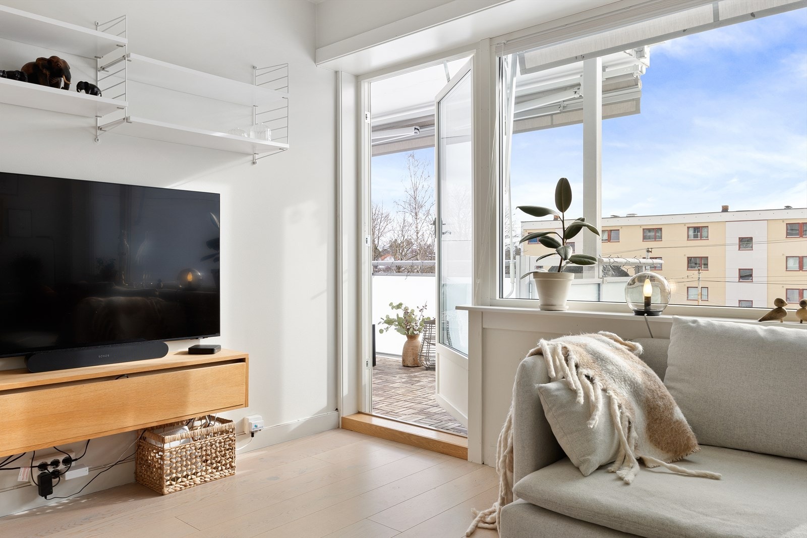 Uteplassen vender hovedsakelig mot syd. Galleribilde