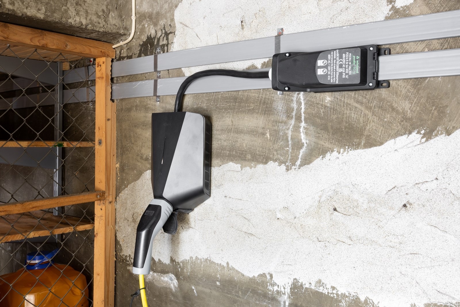 Elbillader i garasjen. Galleribilde