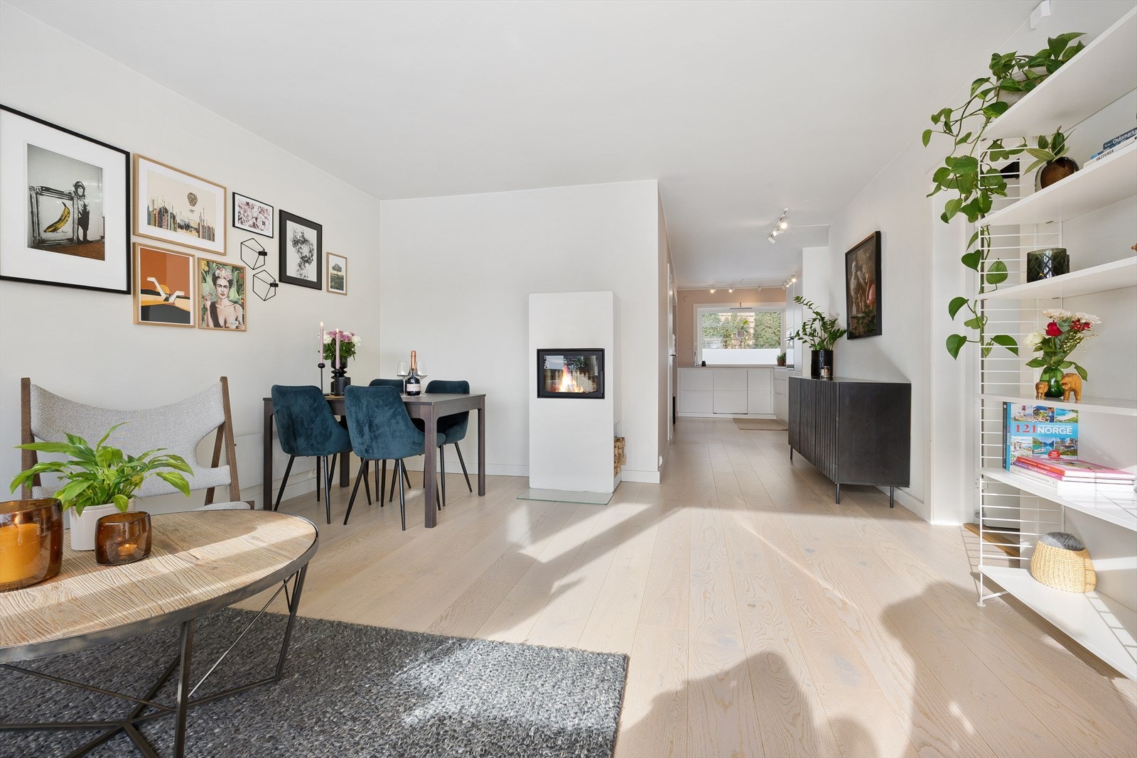 Gjennomgående planløsning som gjør leiligheten ekstra lys. Galleribilde