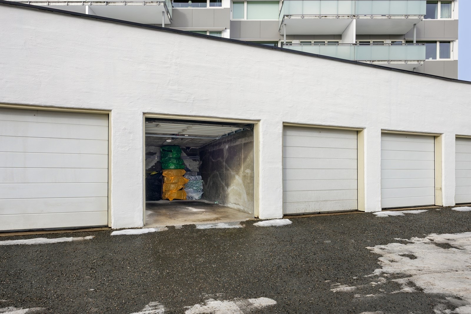 Leiligheten disponerer en garasje i felles anlegg. Felleskostnader for garasje/p-plass kommer i tillegg. Forretningsfører opplyser 26.02.2026 at kostnad for garasje er 700 kr per mnd. Galleribilde
