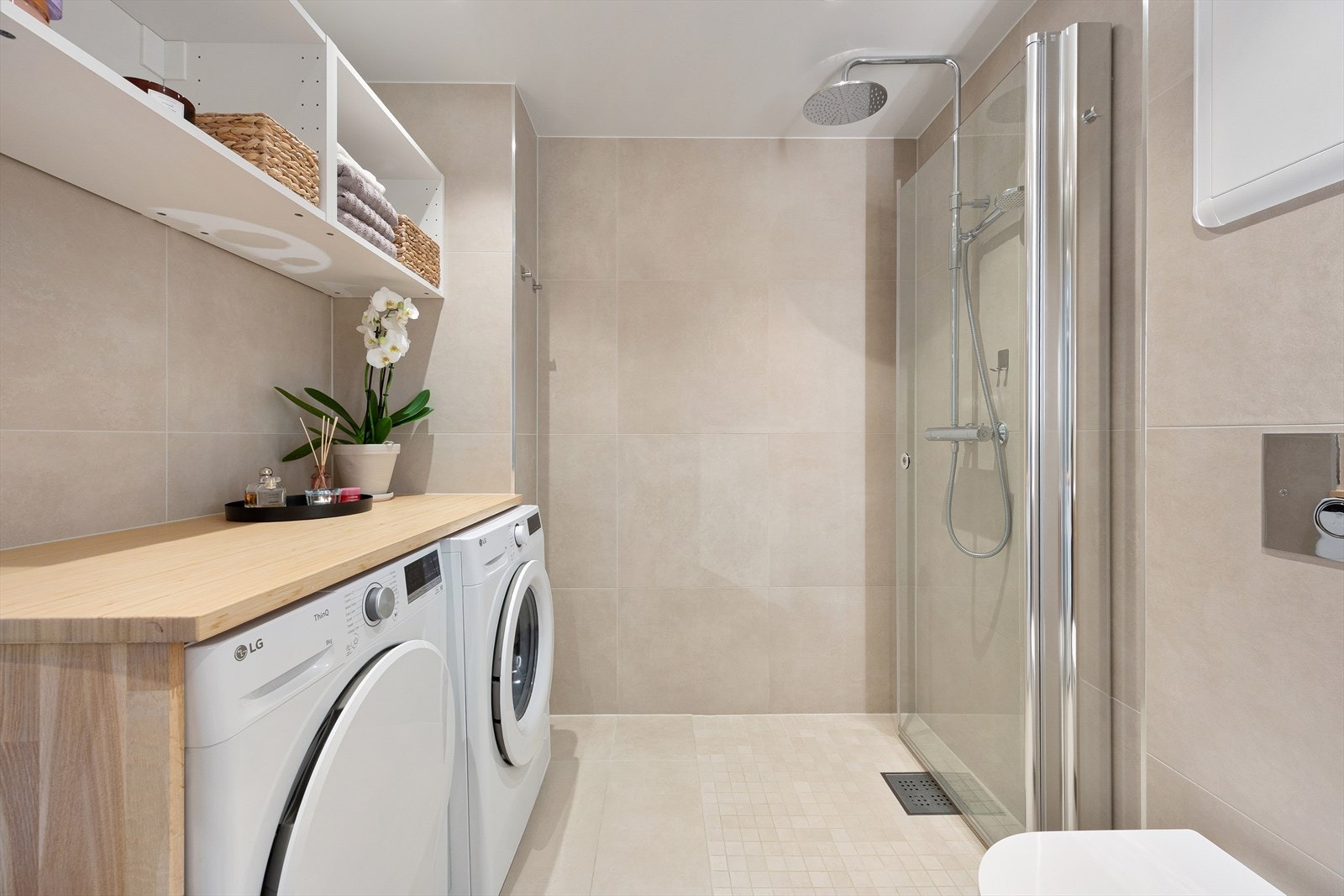 Delikat, moderne flislagt bad/wc/vaskerom som ble rehabilitert i 2024. Rommet har innredning med nedfelt servant, veggmontert toalett, dusjvegger/hjørne og opplegg for vaskemaskin. Gulvvarme. Elektrisk styrt vifte. Galleribilde