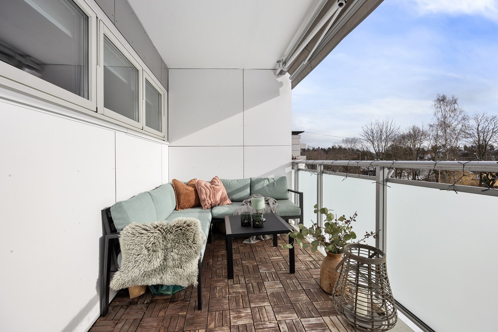 Fra stuen er det utgang til en koselig balkong på ca 8 m2. Balkongene ble utvidet i 2021. Herfra er det trapp direkte ned til de hyggelige fellesområdene. Galleribilde