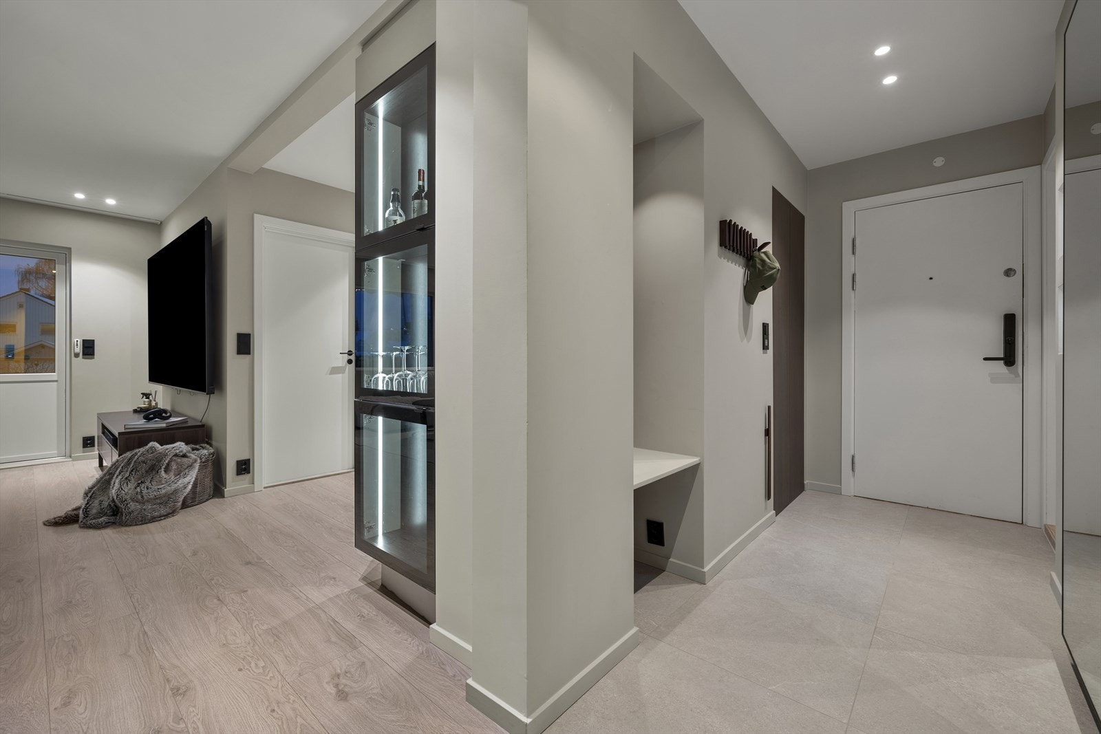 Entreen er innbydende med store, lyse fliser som binder rommene sammen og setter tonen for resten av boligen. Galleribilde