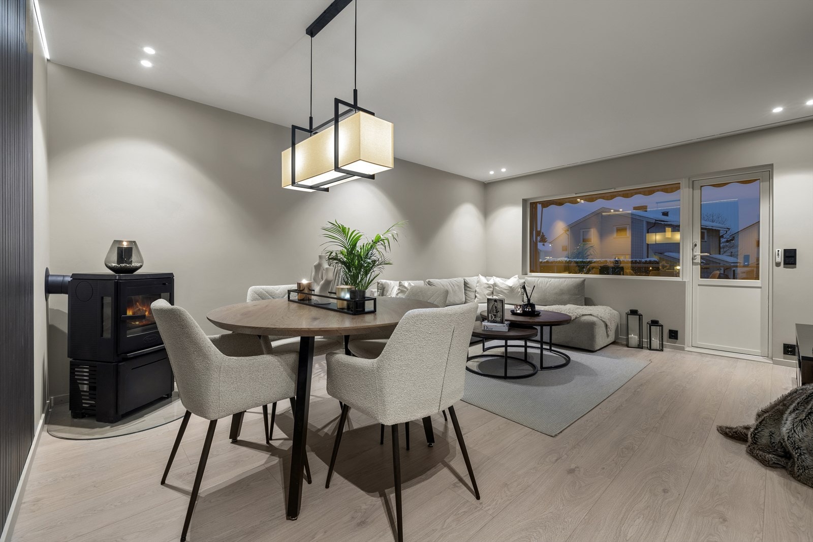 De nyoppussede overflatene og de innfelte downlights skaper en elegant og luftig atmosfære. Galleribilde