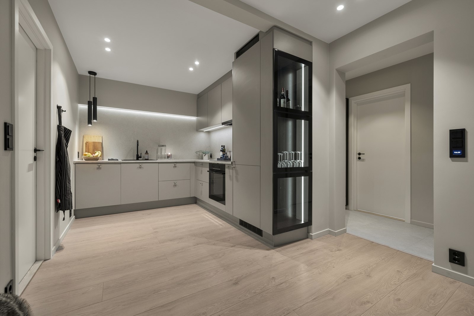 Det splitter nye kjøkkenet har moderne, glatte fronter og en stilren laminert benkeplate. Galleribilde