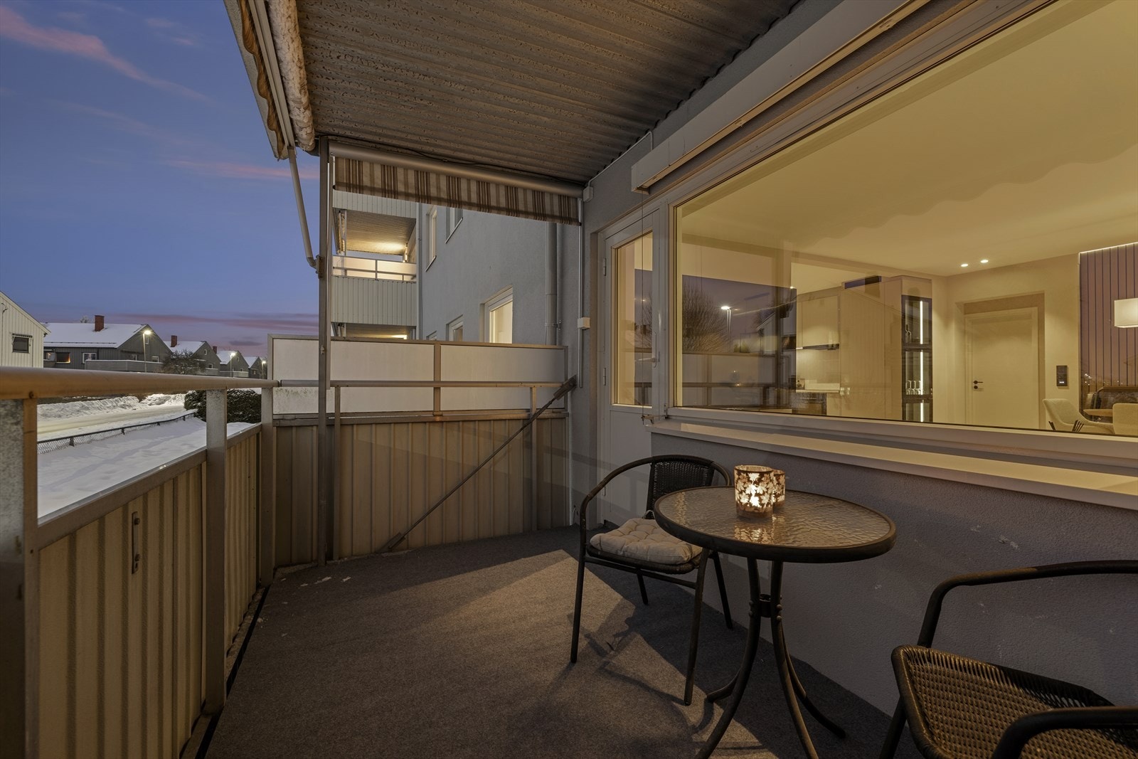 Uteplassen er har markise og utsyn over området. Galleribilde