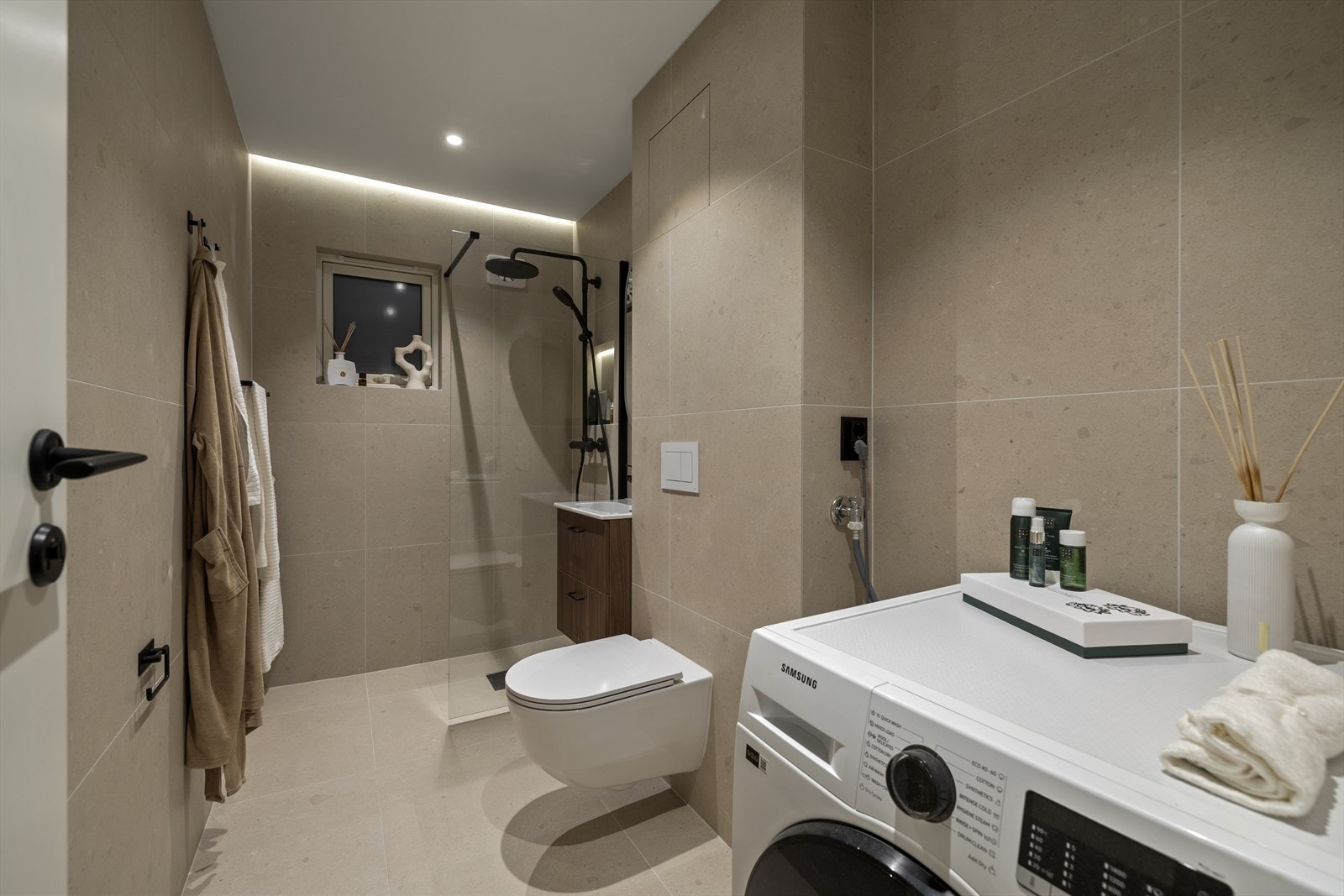 Helt nytt, moderne baderom med elektriske varmekabler i gulv. Galleribilde