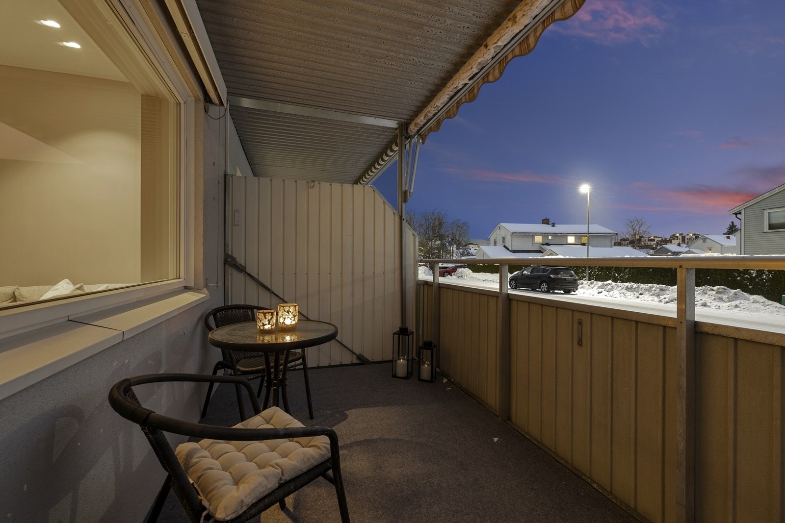 En glassdør fører ut til en overbygd, vestvendt balkong på ca. 7 kvm. Galleribilde