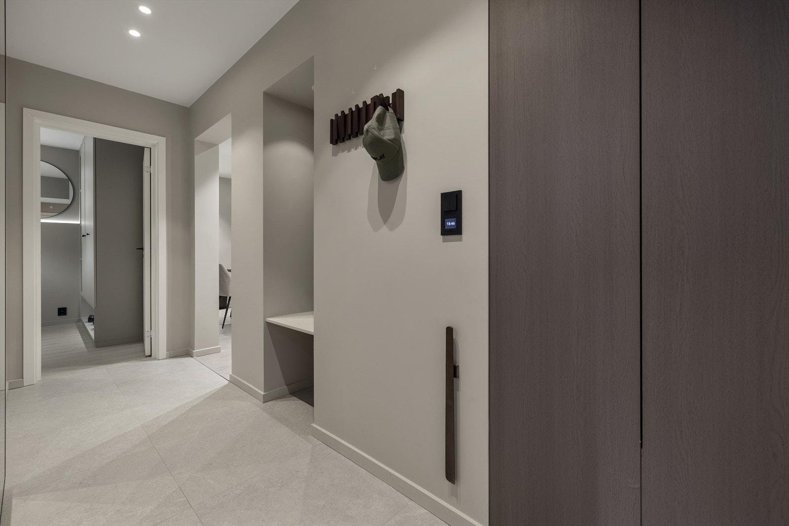 Rommet har downlights i himling, moderne detaljer og varme i gulv. Galleribilde