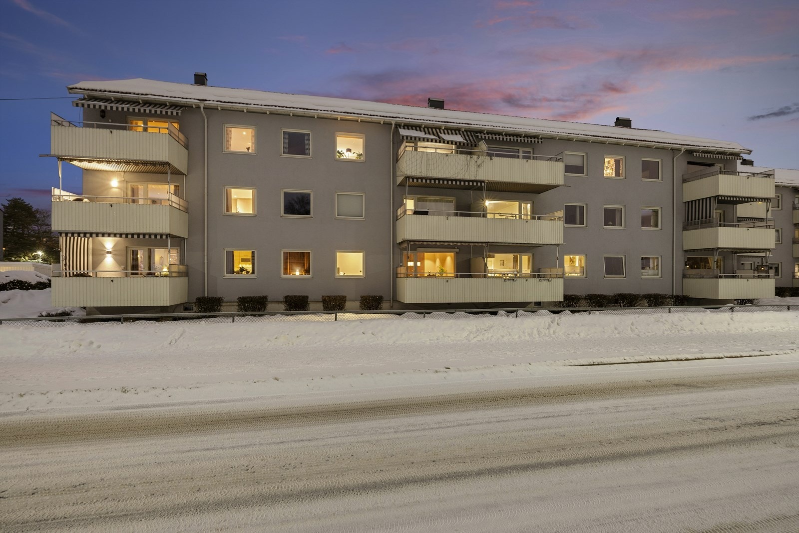 Det er gangavstand til alt Lillestrøm sentrum har å tilby, samt Lillestrøm stasjon med hyppige avganger mot Oslo sentrum og Gardermoen. Galleribilde
