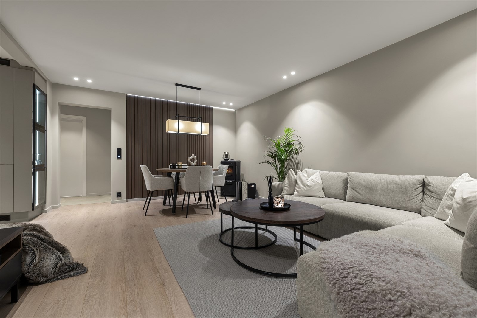 En stilren og attraktiv 4-roms leilighet med fin intern beliggenhet i første etasje. Galleribilde