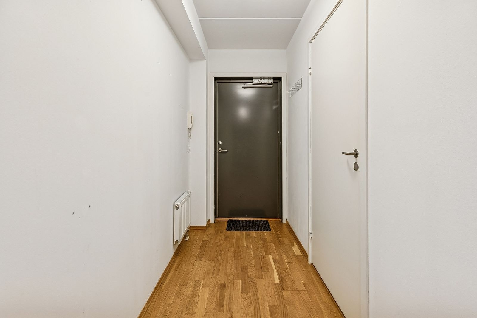 Entré med skyvedørsgarderobe lenger inn Galleribilde