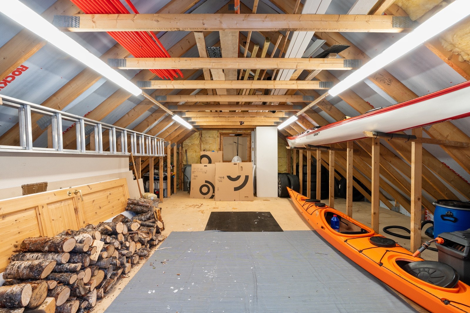 Garasje med lagringsloft.