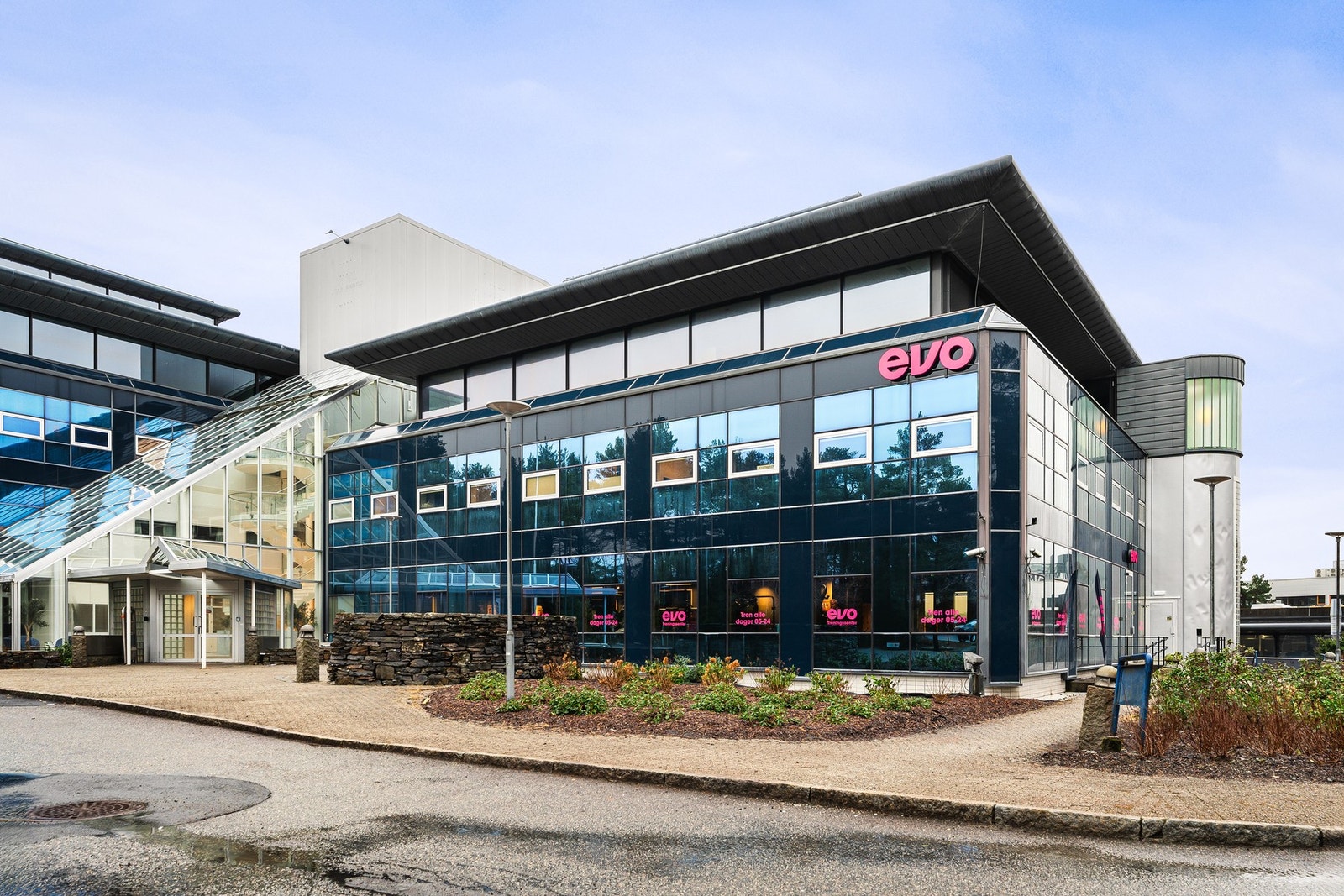 Er man glad i å trene finner man et nytt treningssenter kun en 2 minutters gange unna boligen. Galleribilde