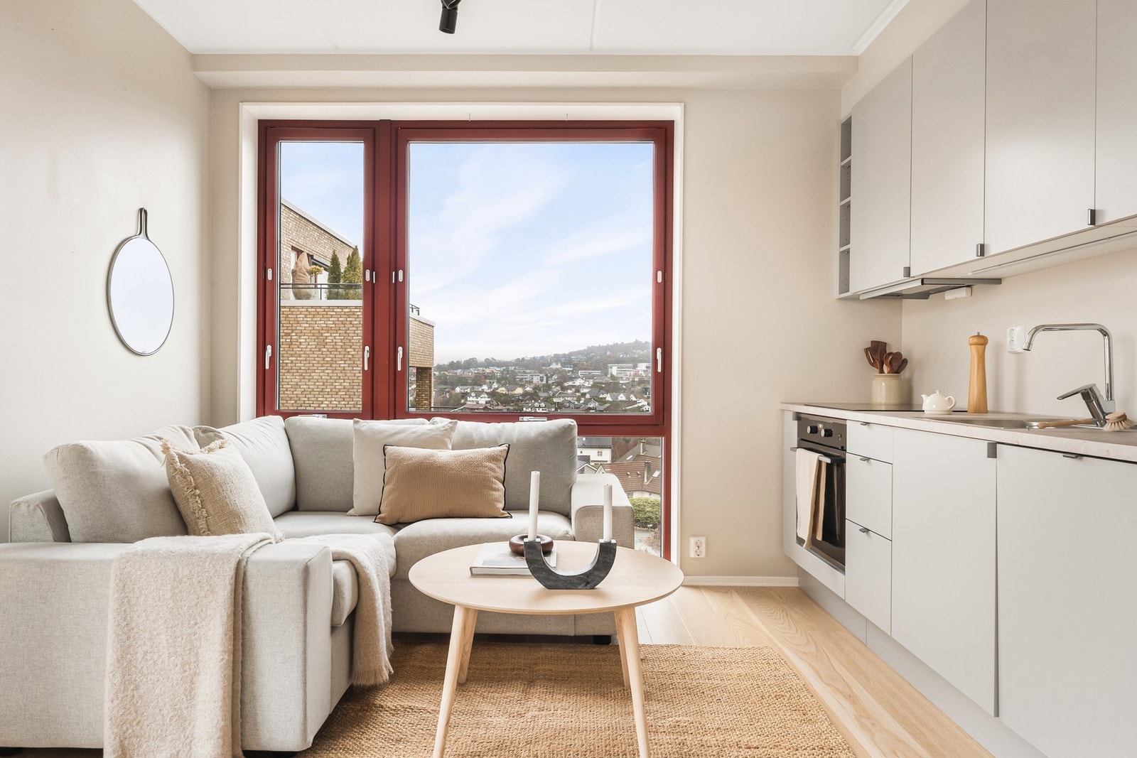 Da leiligheten er en hjørneleilighet er det flere, store vindusflater som slipper inn godt med naturlig lys. Galleribilde