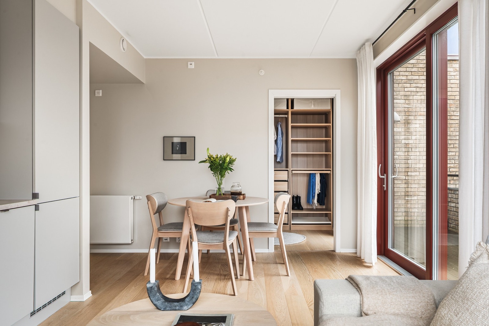 Grunnet rommets planløsning og størrelse kan man møblere i forskjellige soner, så en har plass til den favoriserte sofakroken og spisegruppe. Galleribilde