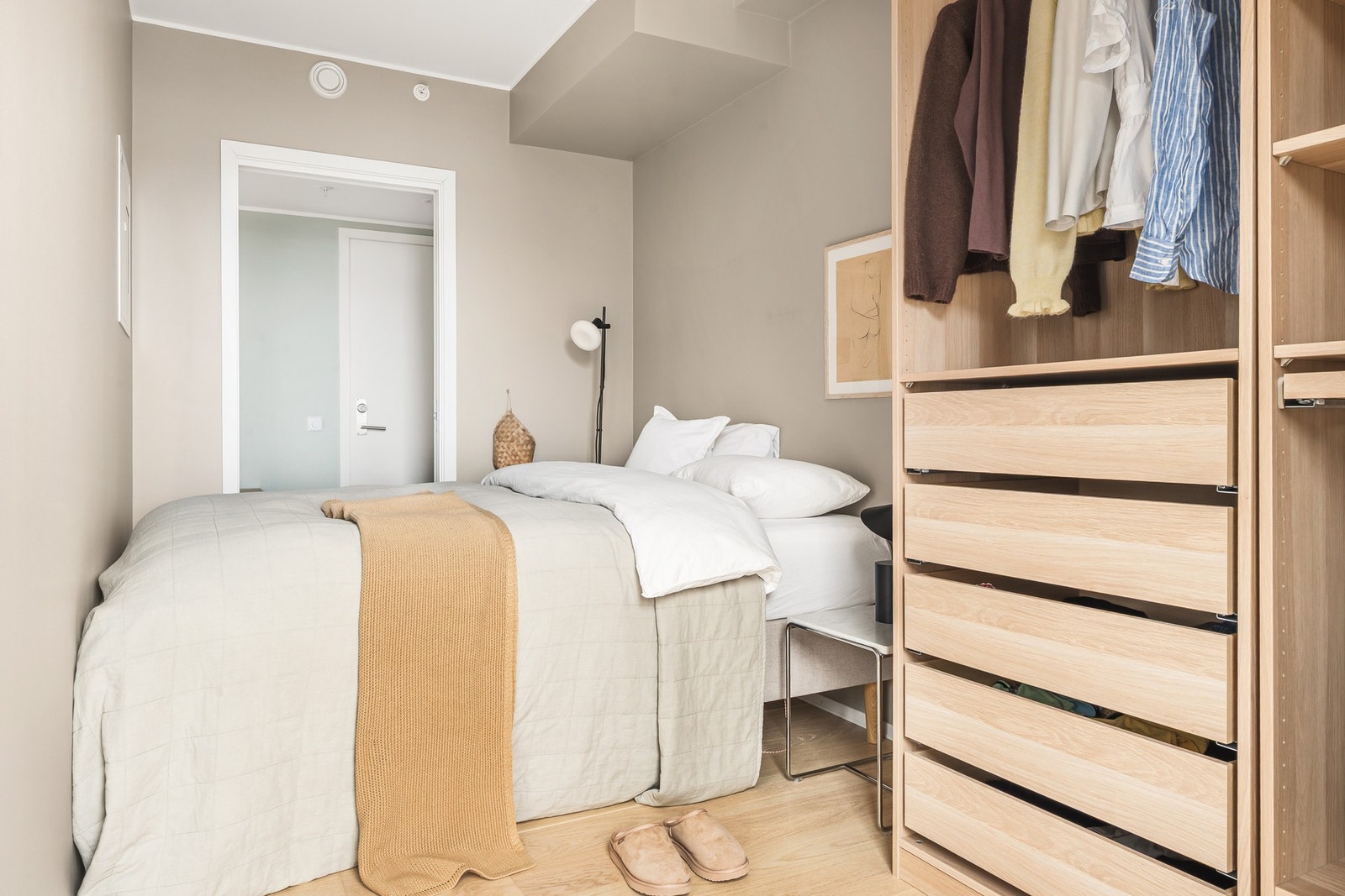 Det er også godt med oppbevaringsplass i garderoben. Galleribilde