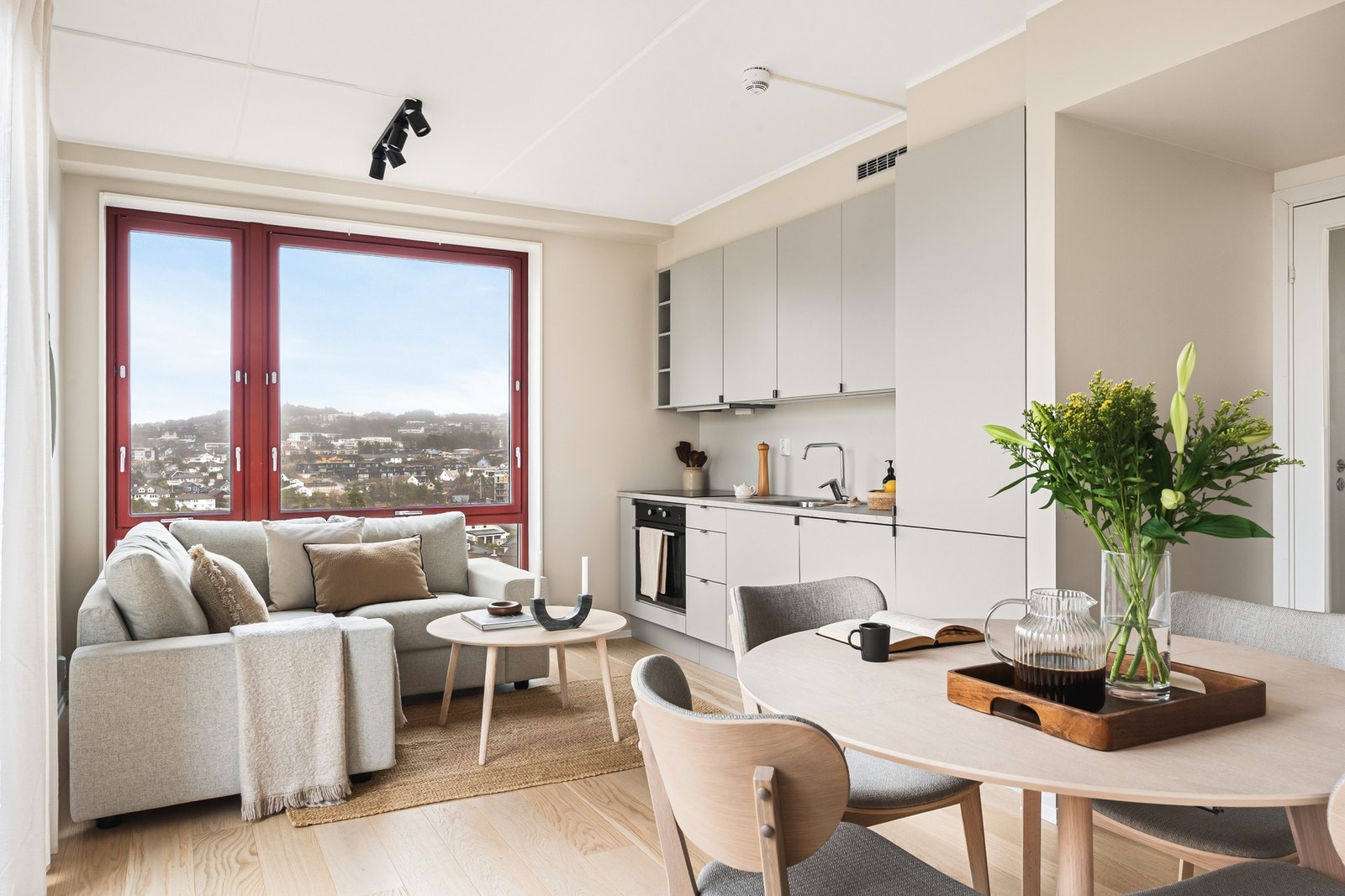 Stuen er en del av en åpen stue- og kjøkkenløsning som måles til 17,4 kvm. Galleribilde