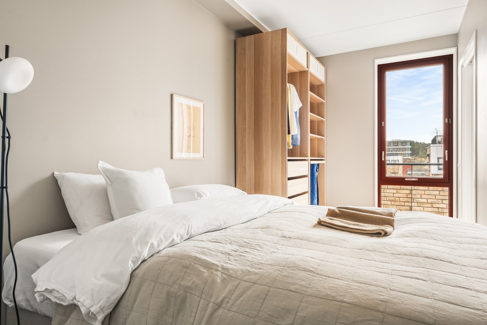 Leilighetens soverom måles til 8,7 kvm. og har god plass til en god seng med nattbord på hver side. Galleribilde