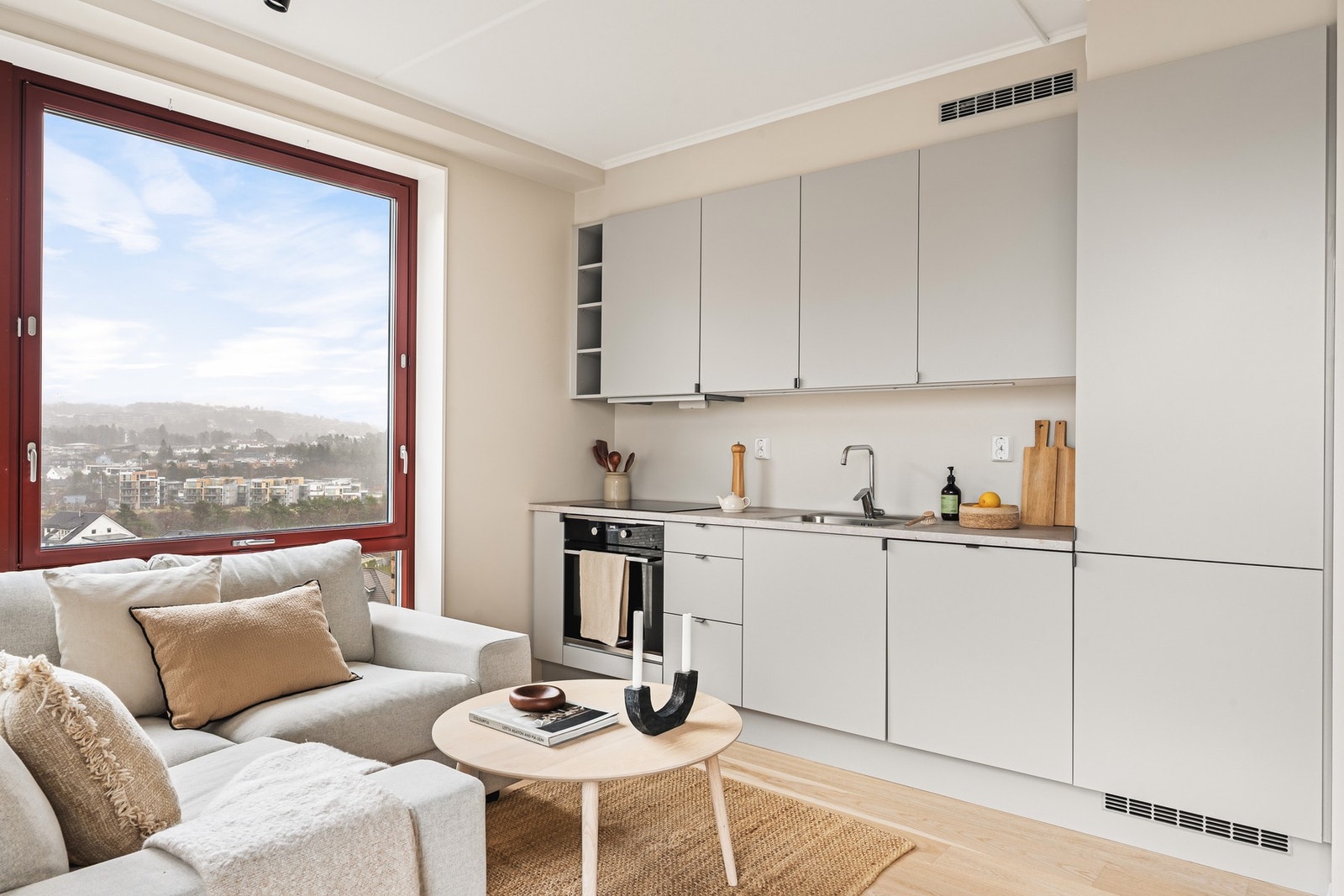 Kjøkkenet er levert av kvalitetsleverandøren HTH og har en innredning av slette fronter og benkeplate av laminat. Galleribilde