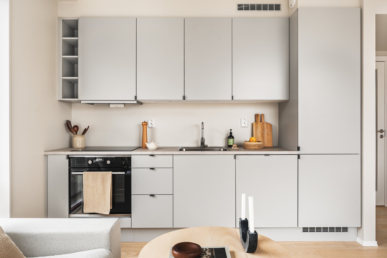 Det er utstyrt med følgende integrerte hvitevarer: Stekeovn, platetopp, ventilator, oppvaskmaskin og kjøleskap med frysedel. Galleribilde