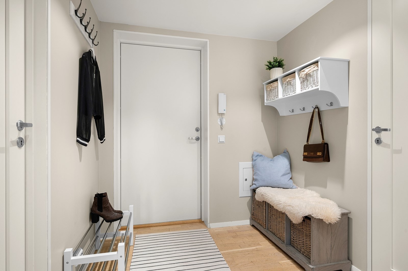 Entreen er målt opp til 5,5m². Fra gangen har du direkte inngang til badet, soverom og stue/kjøkken. Galleribilde