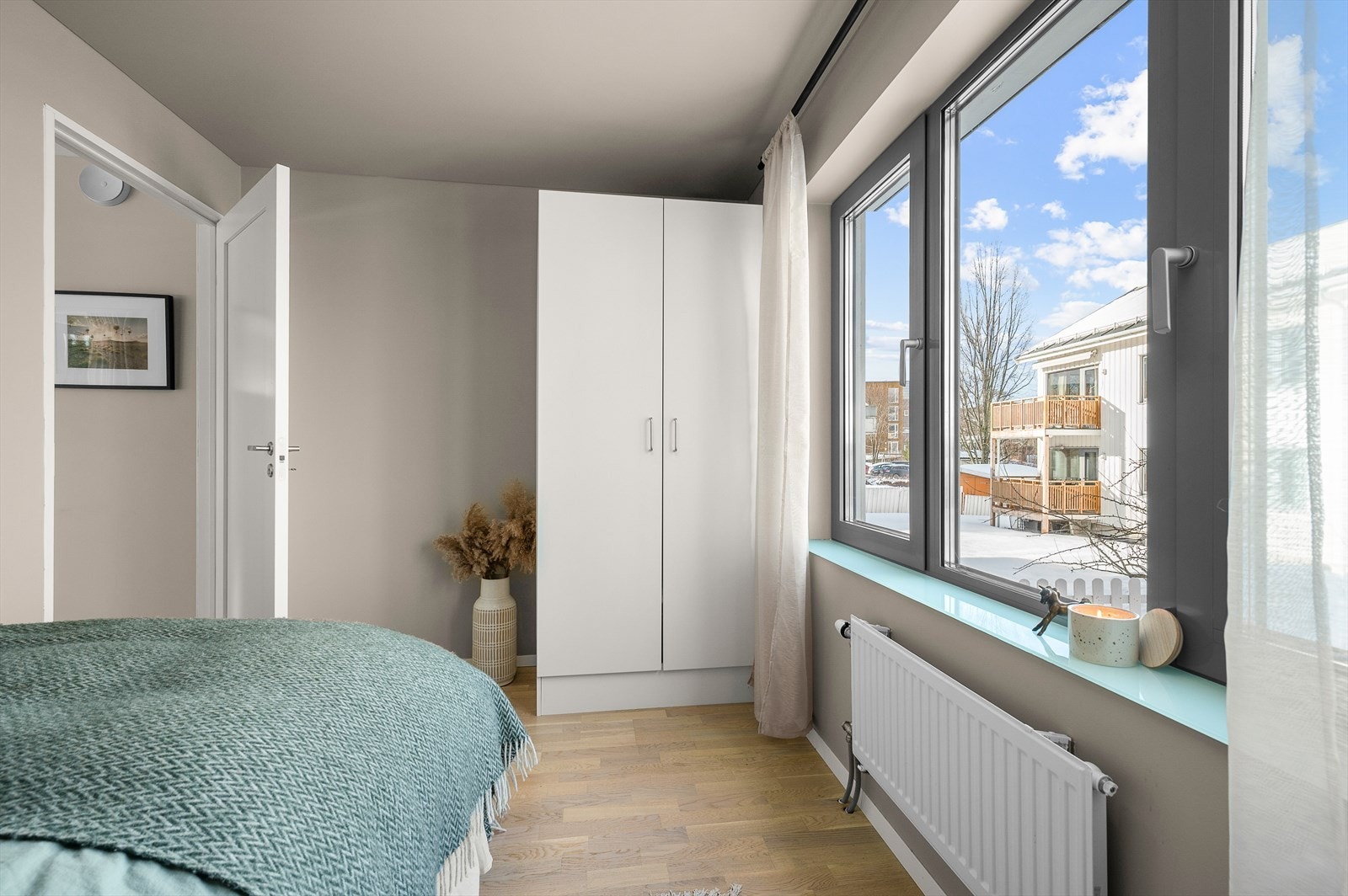 Store vindusflater slipper inn rikelig med naturlig lys og bidrar til en lys og luftig atmosfære Galleribilde