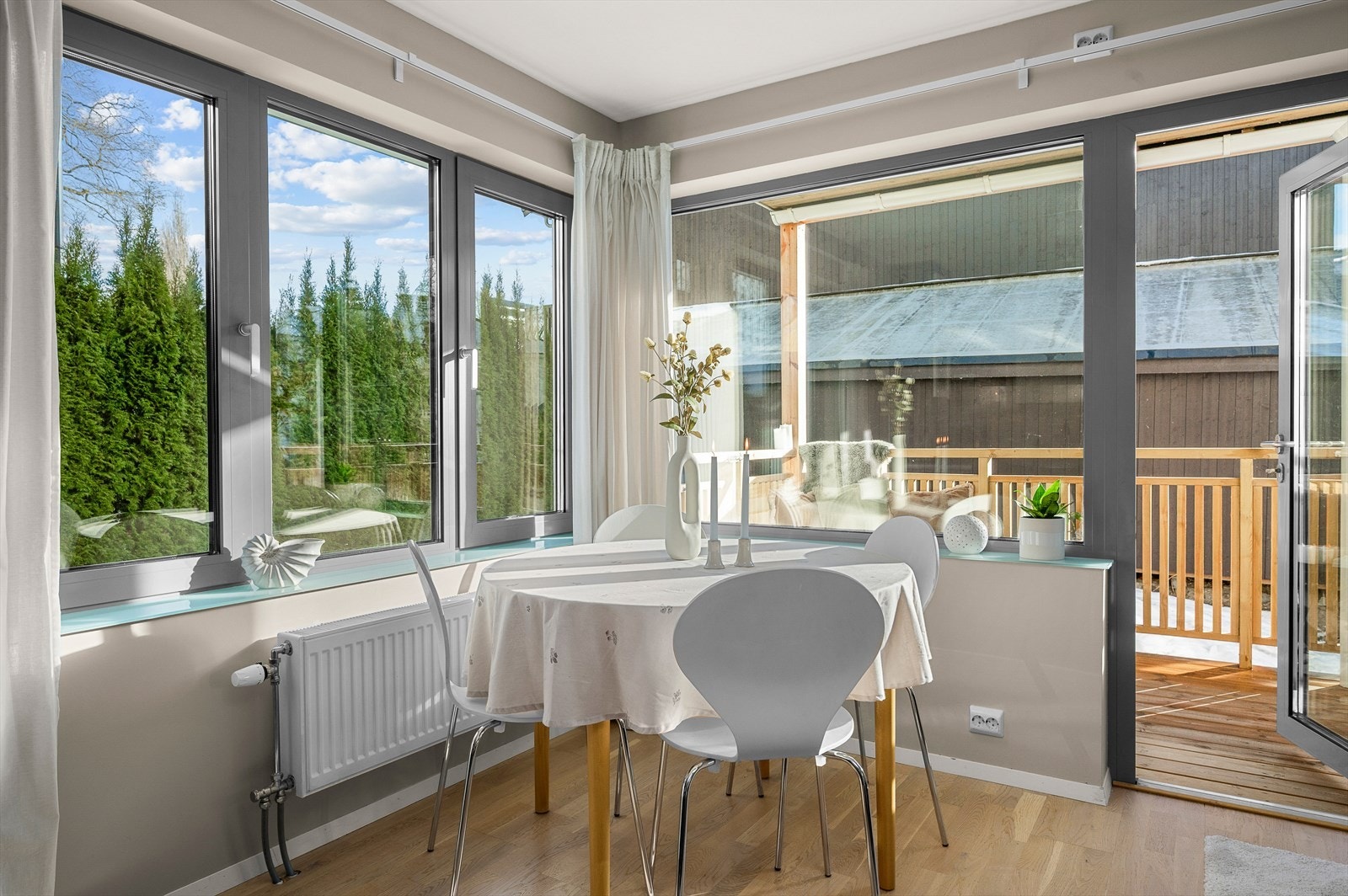 Fra den lyse stuen er det direkte utgang til den sørvendte balkongen. Galleribilde