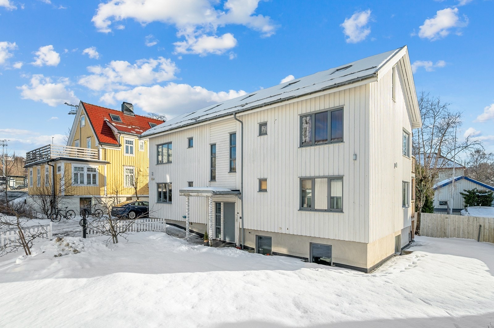 Leiligheten ligger i første etasje, med felles hage - perfekt for lange sommerkvelder. Galleribilde