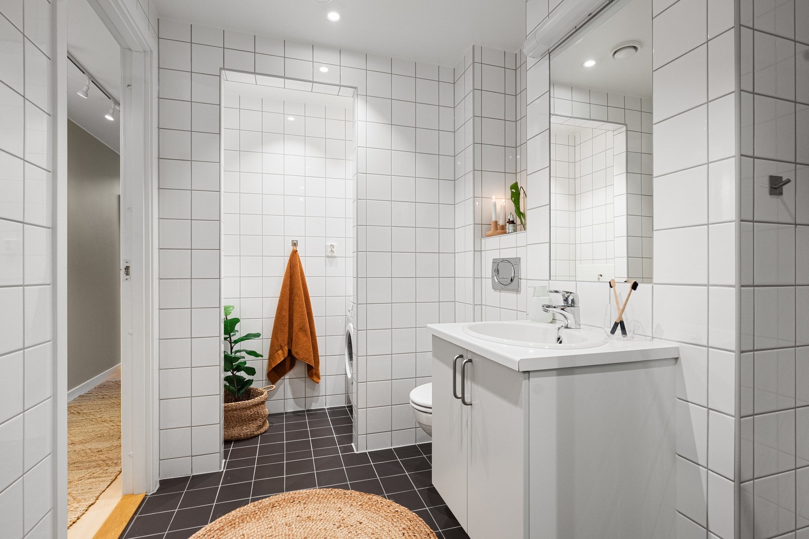 Romslig baderom med nisje for vaskeromsdel Galleribilde