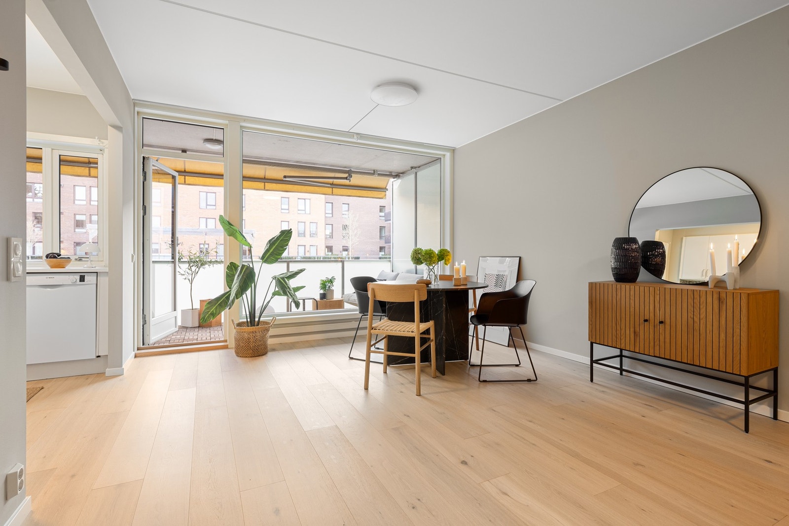 Stort oppholdsrom med kombinert stue og kjøkken Galleribilde